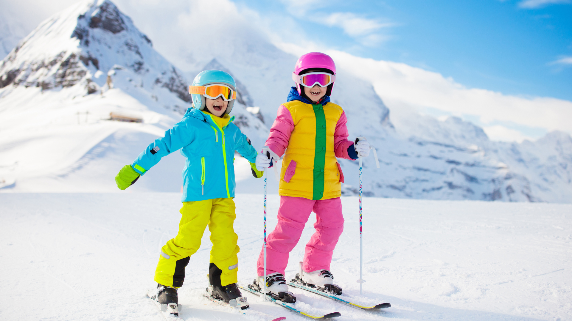 2 enfants qui font du ski